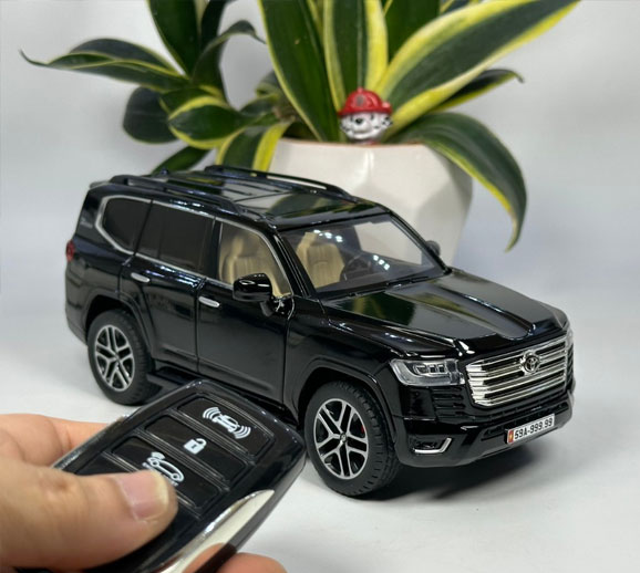 1:24 Diecst Totota Land Cruiser SUV Model With Key Remote